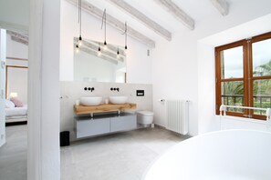 Badewanne, Haartrockner, Handtücher