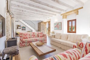 Een flatscreentelevisie en een open haard