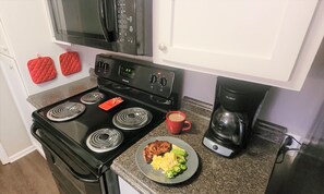 冷蔵庫、電子レンジ、オーブン、コンロ