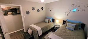 3 Schlafzimmer, Schreibtisch, Verdunkelungsvorhänge