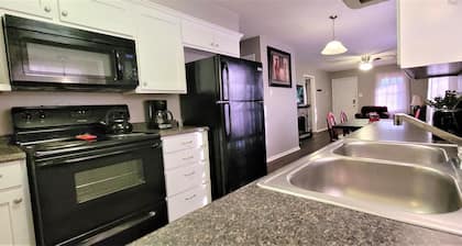 DOG FRIENDLY & REMODELED COZY COTTAGE