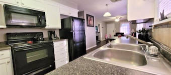 DOG FRIENDLY & REMODELED COZY COTTAGE