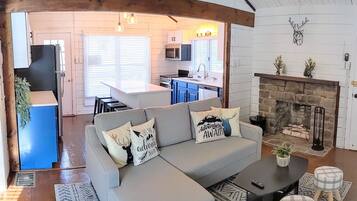 TV connectée, cheminée, livres