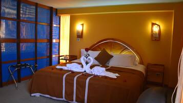 Studiosvit Executive | Unika möbler, skrivbord, arbetsyta för laptop och mörkläggningsgardiner