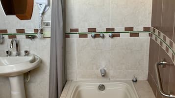 Toallas, jabón, shampoo, papel higiénico