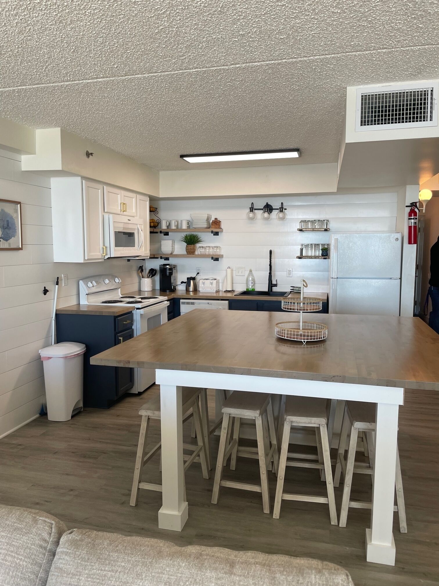 2 bdrm, 2 bath Ocean Front in the Carousel!! Indoor/outdoor pools, ice skating