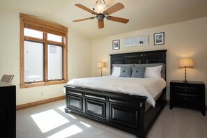 4 habitaciones, tabla de planchar con plancha, cuna de viaje y wifi 