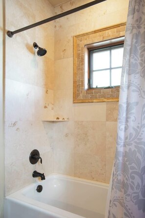 Dusche, Haartrockner, Handtücher, Shampoo