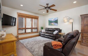 Televisión, chimenea y oficina 