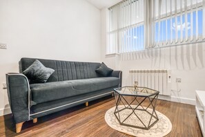 Living area - Fantastic 1 Bed by Heathrow Airport (Hayes)