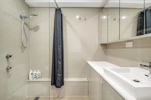 淋浴设施、大花洒淋浴喷头、吹风机