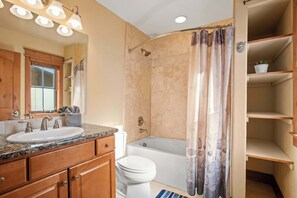 Shower, hair dryer, towels - Majestic Park - 4 Bed/4 Bathroom with Easy Ski  and Core Trail Access (Steamboat Springs)