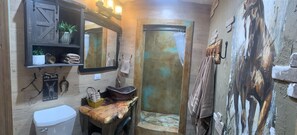 Dusj, hårføner, håndklær og såpe