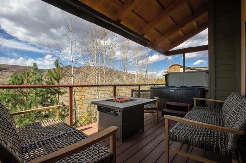 Majestic Modern | 4BR, Hot Tub, Core Trail