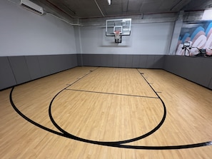 Sports court - Modern 2 Bedroom Apartment— (Dover)