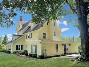 Exterior - Step into history & unwind at Spring apt a charming 🏡 at the❤️of NYHudson Valley (Highland)