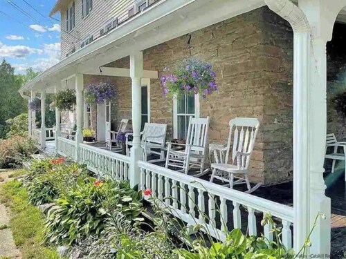 Step into history & unwind at Spring apt a charming 🏡 at the❤️of NYHudson Valley