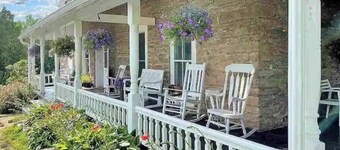 Step into history & unwind at Spring apt a charming 🏡 at the❤️of NYHudson Valley