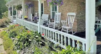 Step into history & unwind at Spring apt a charming 🏡 at the❤️of NYHudson Valley