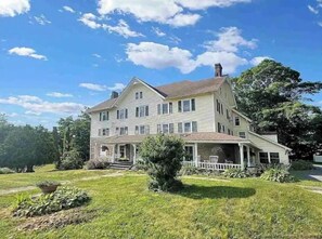 Exterior - Step into history & unwind at Spring apt a charming 🏡 at the❤️of NYHudson Valley (Highland)