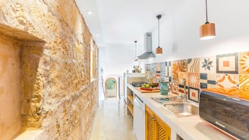 Frigorífico, microondas, placa de cocina y lavavajillas