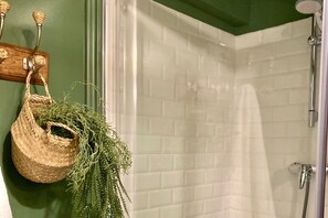 Dusche, Haartrockner, Handtücher, Seife