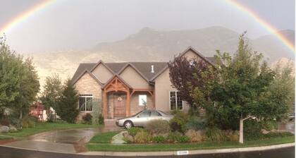 Mountain Views - Hot Tub - Huge Patio + BBQ Fun