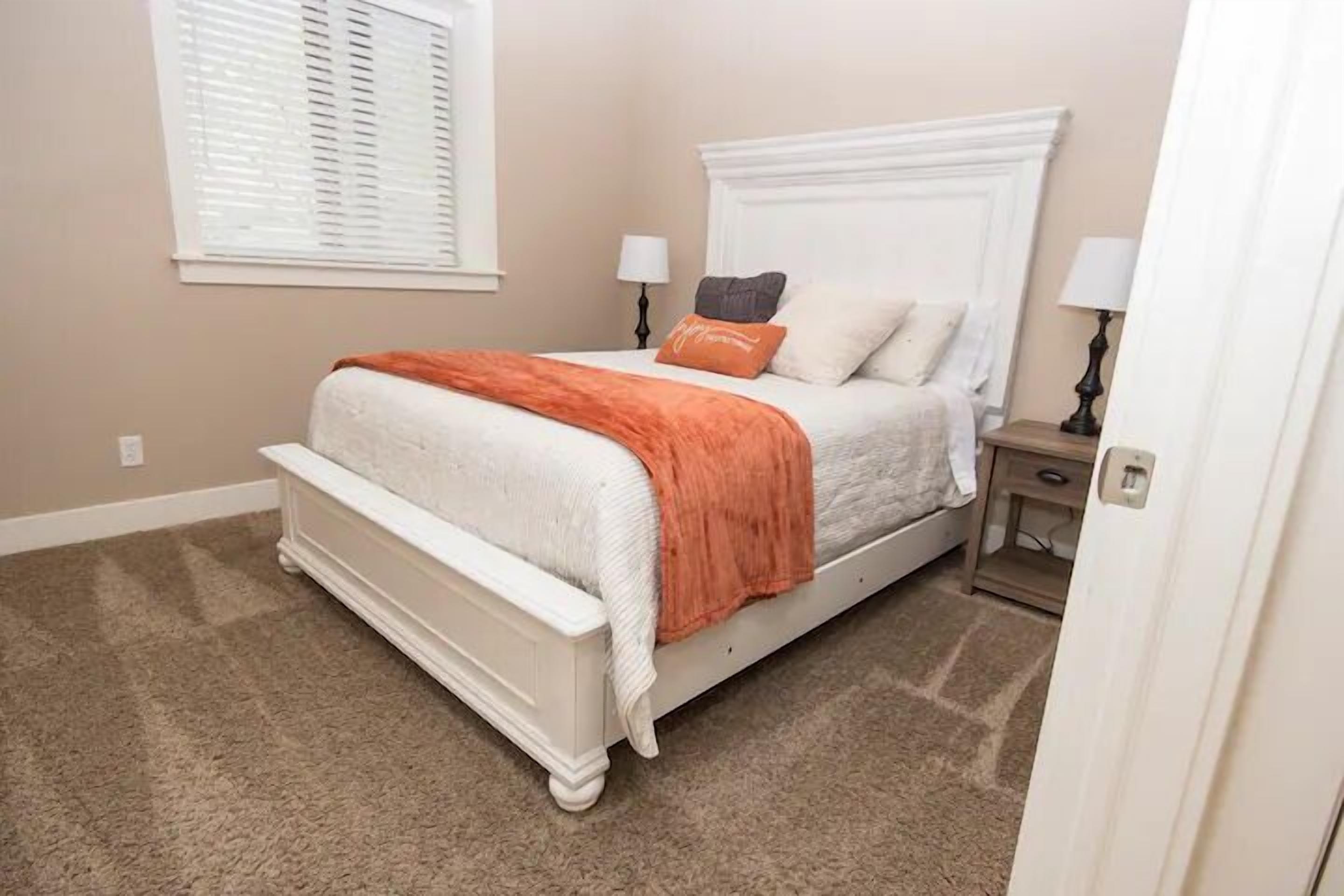 2 habitaciones, tabla de planchar con plancha y cuna de viaje 