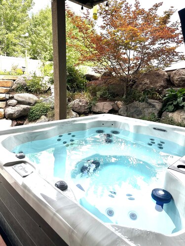 Mountain Views - Hot Tub - Huge Patio + BBQ Fun