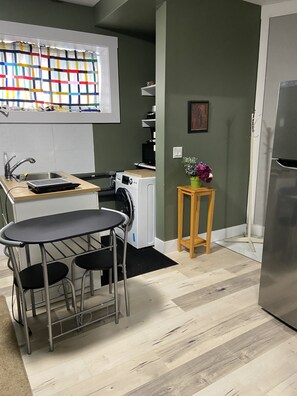 Interior - Cute modern apartment, 15 mins to downtown (Beechville)