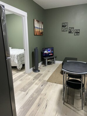 Interior - Cute modern apartment, 15 mins to downtown (Beechville)