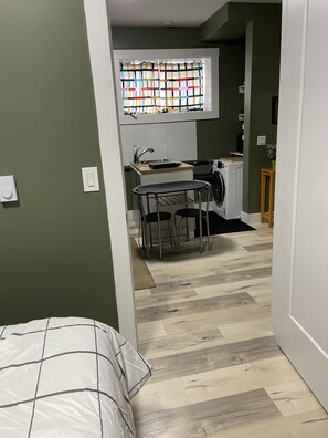 1 habitación, tabla de planchar con plancha, cuna de viaje y wifi 