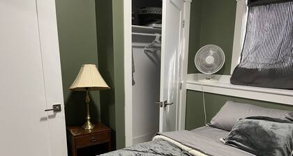 Cute modern apartment, 15 mins to downtown