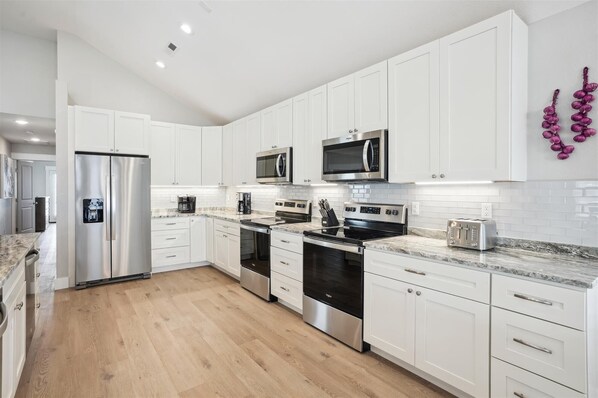 Refrigerador, microondas, horno y parrilla de estufa 