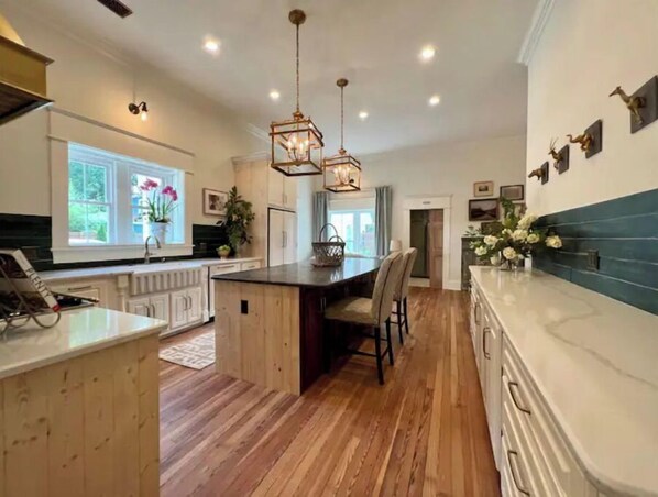 ثلاجة، ميكروويف، مُحضّرة مكعبات الثلج