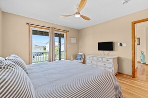 5 bedrooms, WiFi, bed sheets - 5205 - A Little Bit of Sunshine: 5-bed  in Kill Devil Hills, pet friendly, private pool, hot tub (Kill Devil Hills)