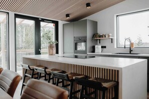 Fridge, microwave, oven, stovetop - The Oak House Villa (Mosfellsbær)