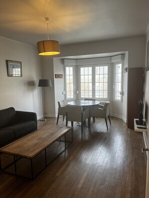 TV, DVD player, books, stereo