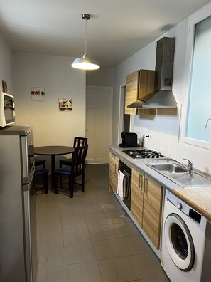 Kylskåp, mikrovågsugn, ugn och spishäll