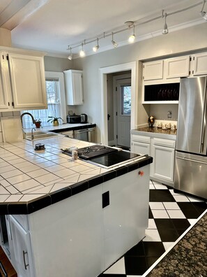 Fridge, microwave, oven, stovetop - The Garden Loft Bungalow- Dundee Close To Everything Omaha! (Omaha)