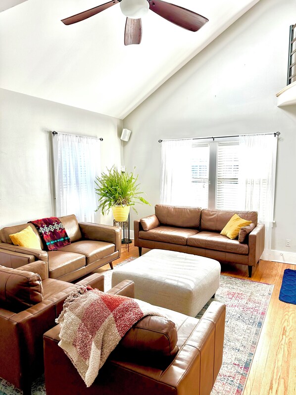 Smart TV, fireplace - The Garden Loft Bungalow- Dundee Close To Everything Omaha! (Omaha)