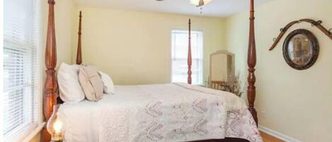 3 bedrooms, iron/ironing board, WiFi (free), bed sheets