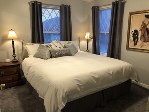 Master Bedroom - King Size Bed - Denise's Cottage (Asheville)