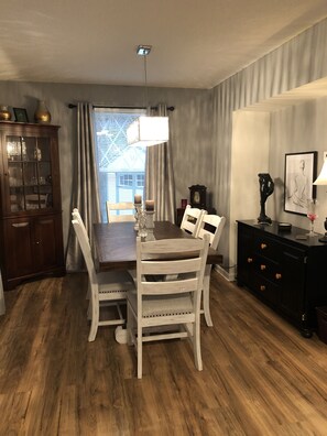 Dining room - Denise's Cottage (Asheville)