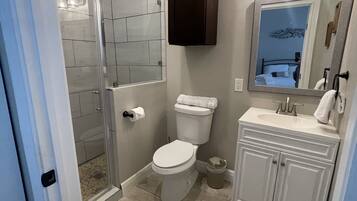 Doccia, asciugacapelli, asciugamani, carta igienica