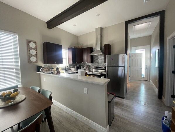 Fridge, microwave, oven, stovetop - CASITA CAFE -DOWNTOWN SAN ANTONIO HISTORIC DISTRIC (San Antonio)