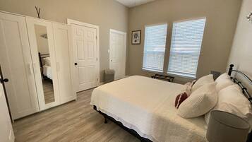 3 bedrooms, desk, iron/ironing board, travel crib