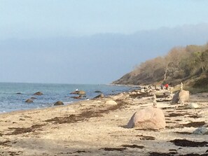 A rocky beach with large boulders and a clear view of the sea. - 4 star apartment - only 200 m to the beach - WLAN (Rerik)