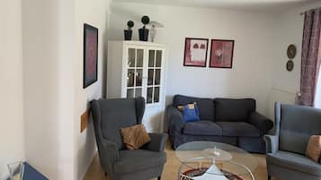 Tv, bordtennisbord, bøger