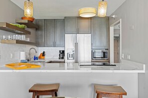 Refrigerador, microondas, horno y parrilla de estufa 